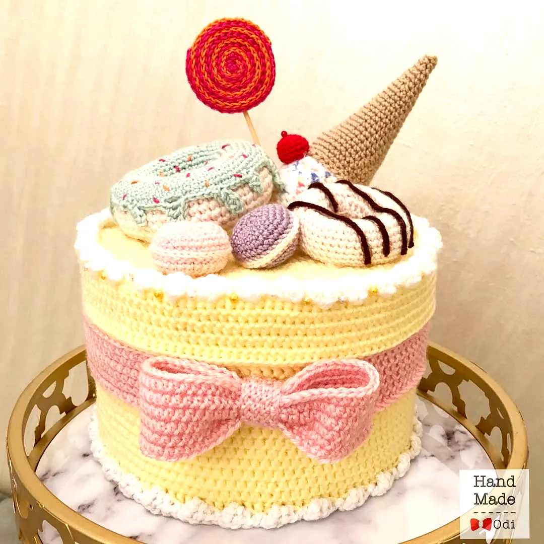 Adorable Crochet Cake in Vibrant Pastel Colors and Cute Sweets