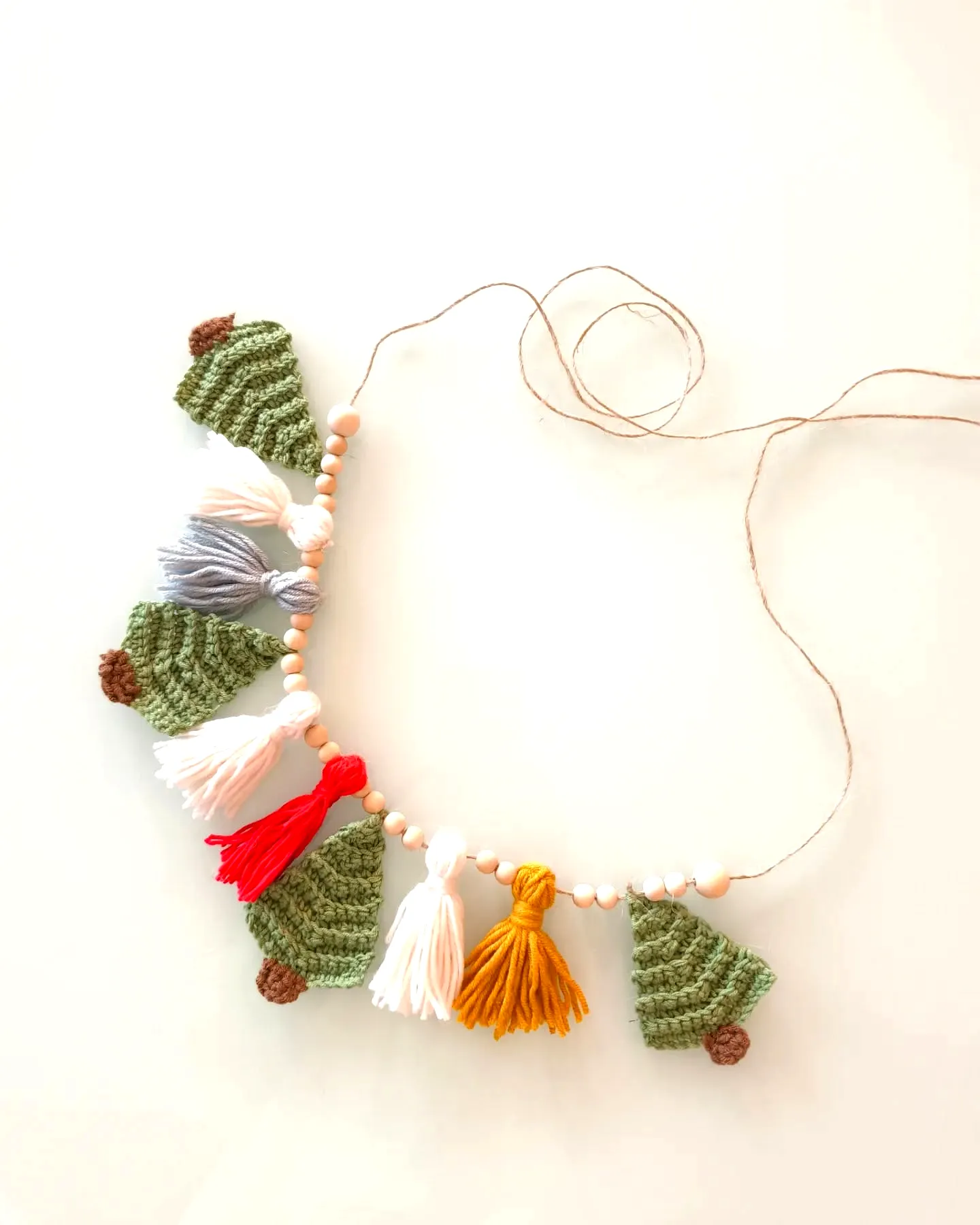 Adorable Crochet Christmas Garland in Colorful Yarn Design