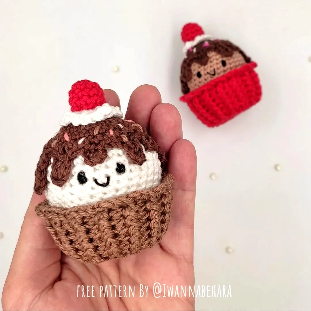 Adorable Crochet Cupcake in Red and White for All Skill Levels