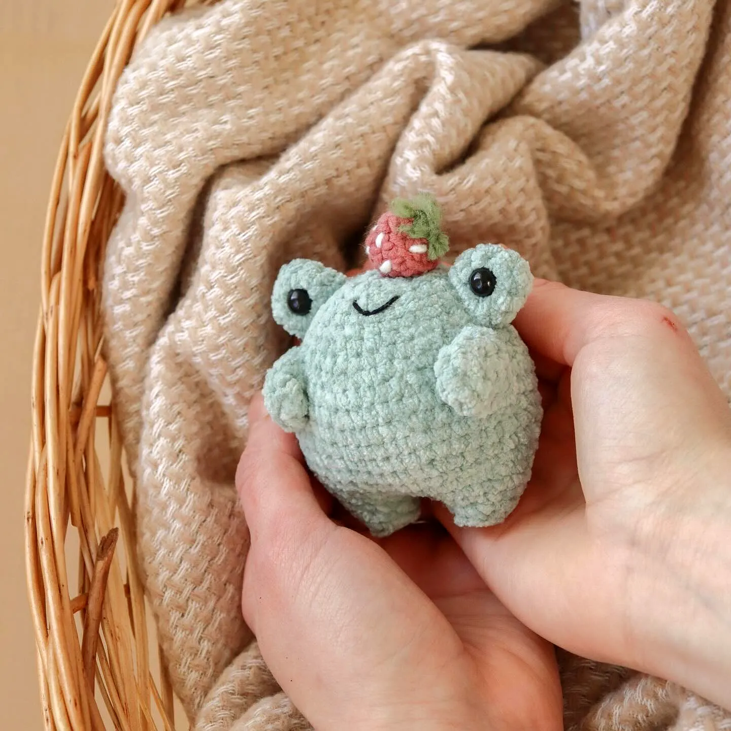 Adorable Crochet Frog Amigurumi Toy in Soft Green Color