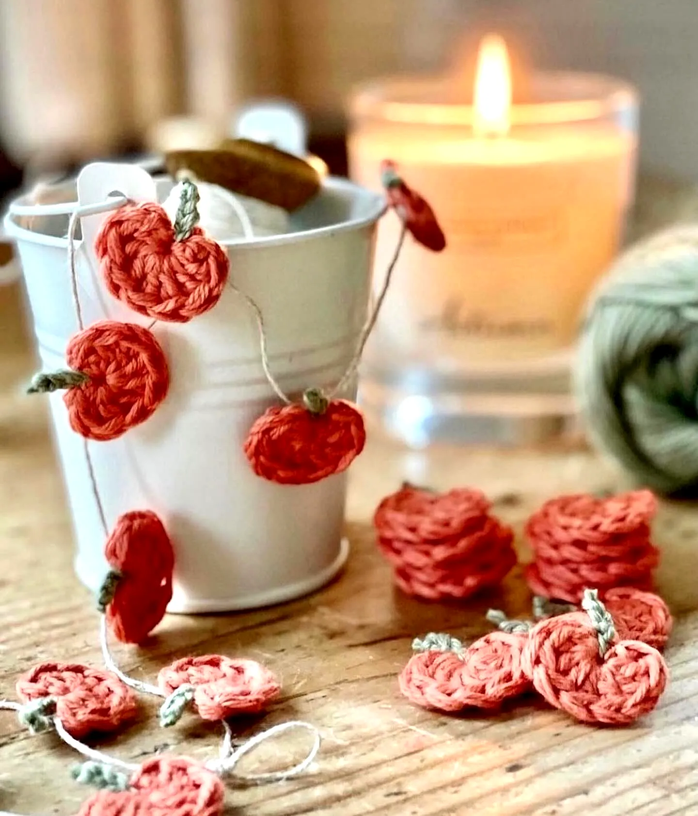 Adorable Crochet Garland with Pumpkin Motifs in Warm Orange