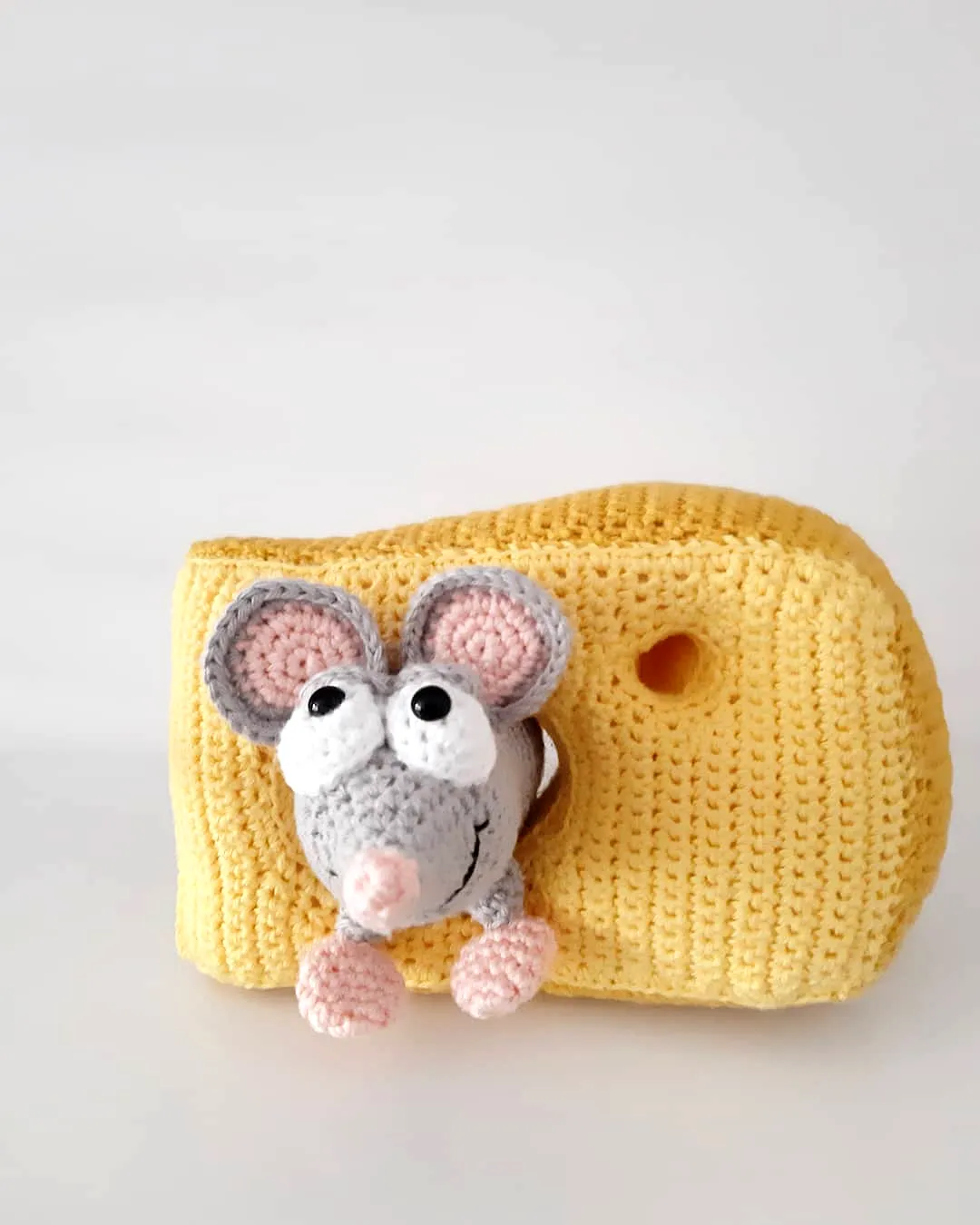 Adorable Easy Crochet Cheese with Cute Gray Mouse Design