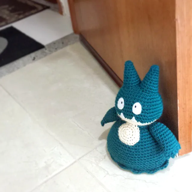 Adorable easy crochet doorstop in teal and cream colors