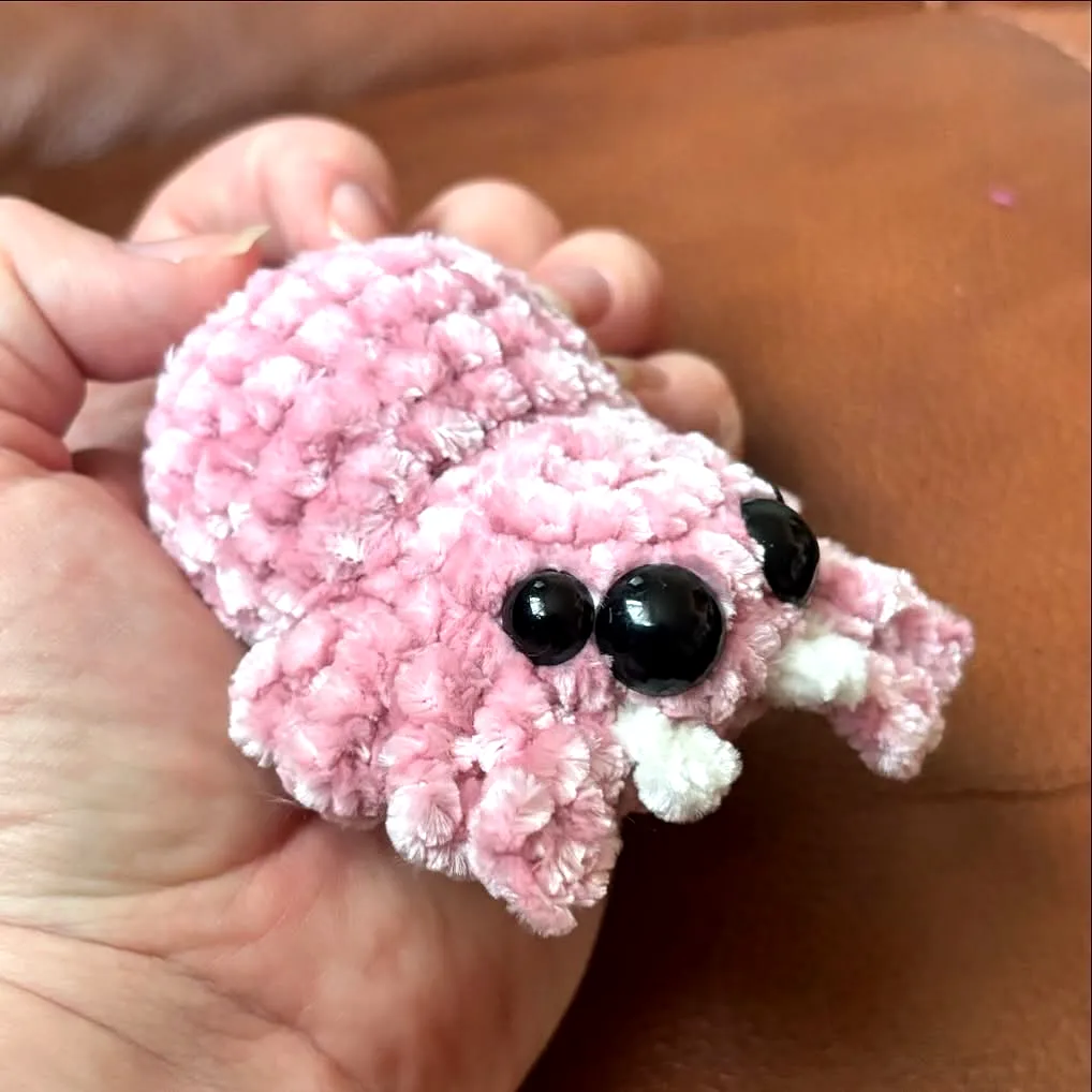 Adorable Pink Crochet Spider for Easy and Fun Crafting