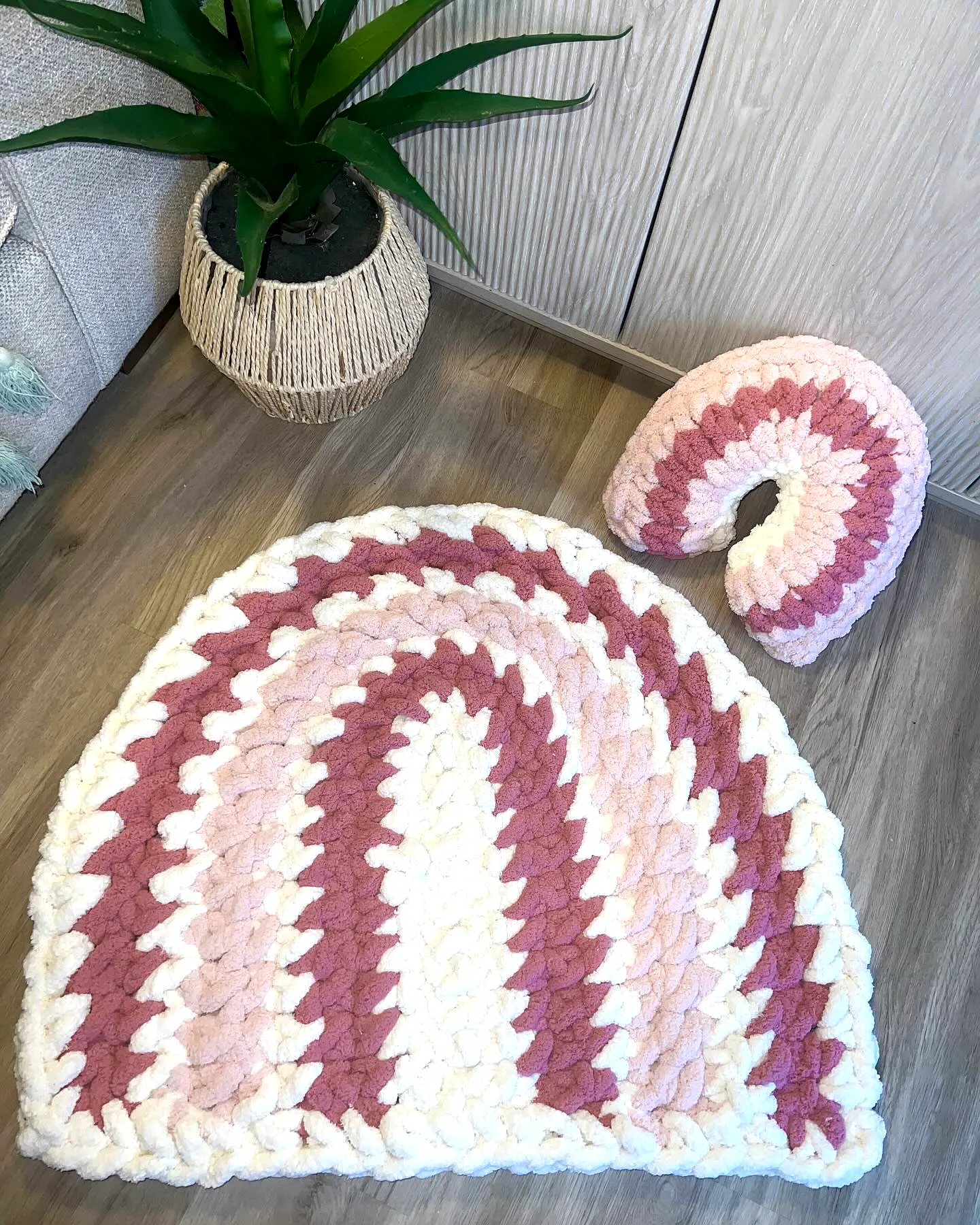 Charming Crochet Baby Playmat in Soft Pink and Burgundy Arch Design