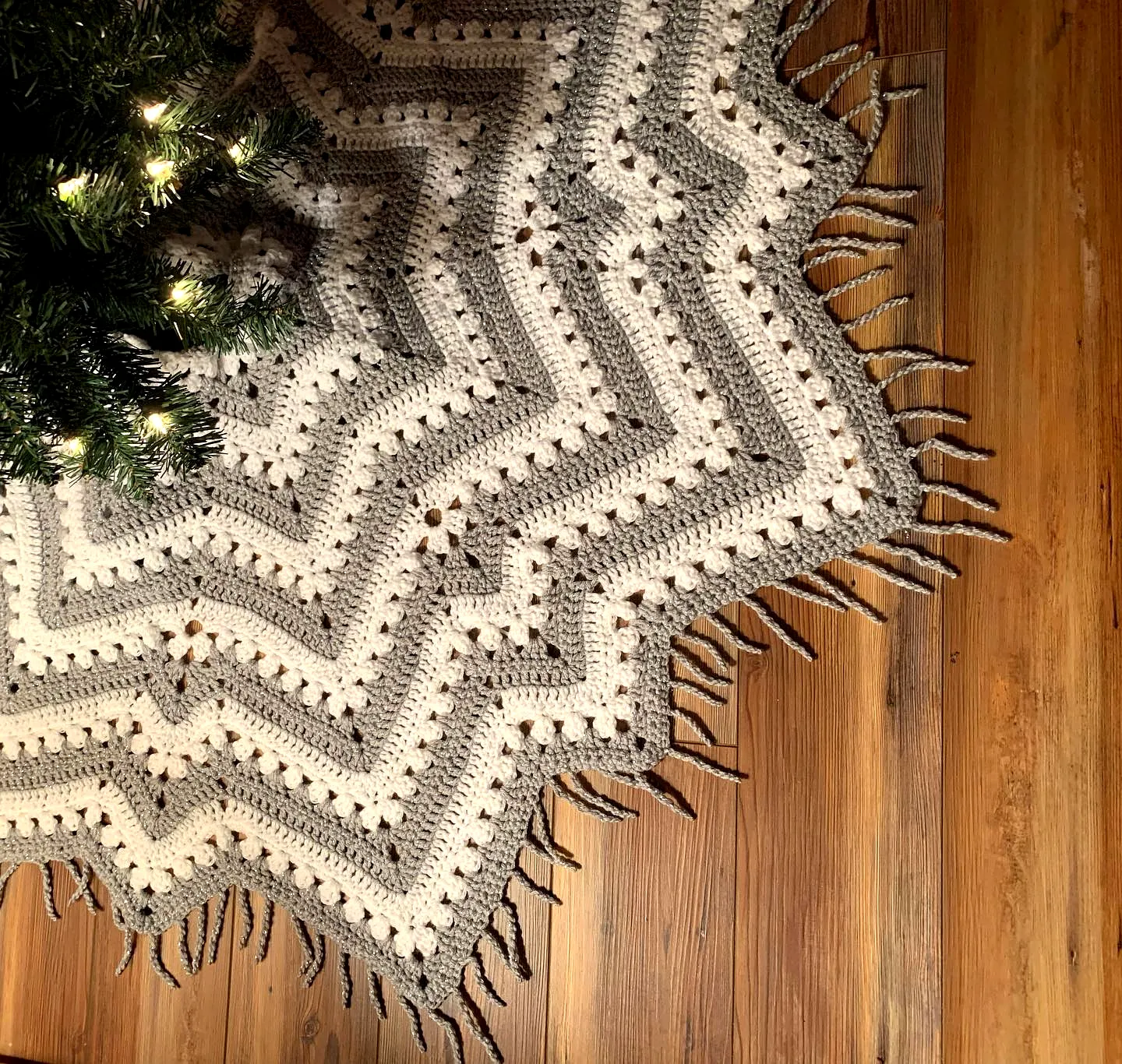 Charming Crochet Christmas Tree Skirt in Gray and Cream Zigzag
