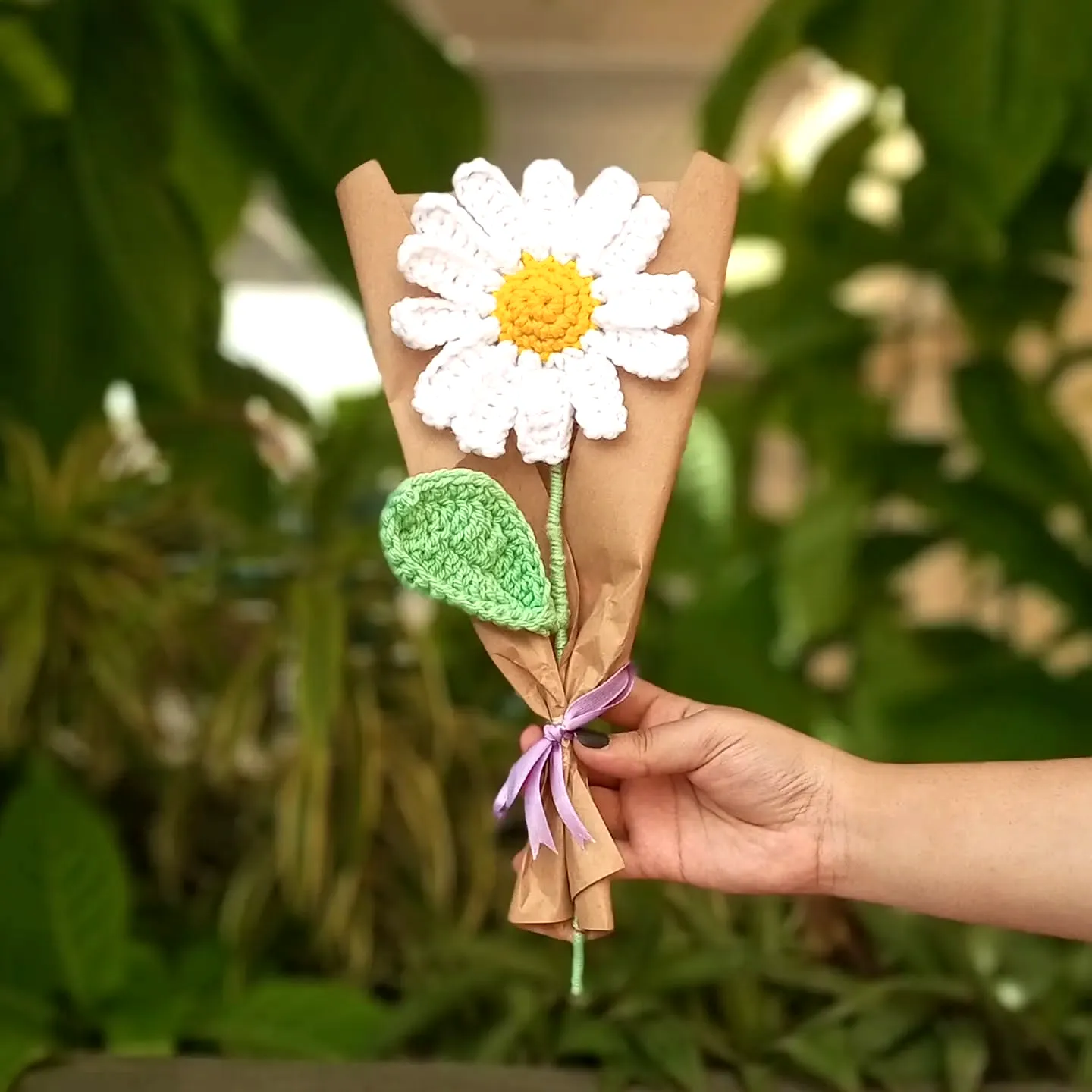 Charming Crochet Daisy Bouquet in White and Yellow for Intermediates
