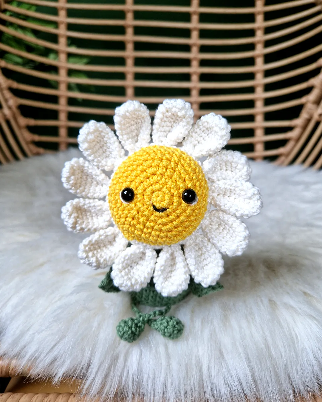 Charming Crochet Daisy in Bright Yellow and White for Intermediates