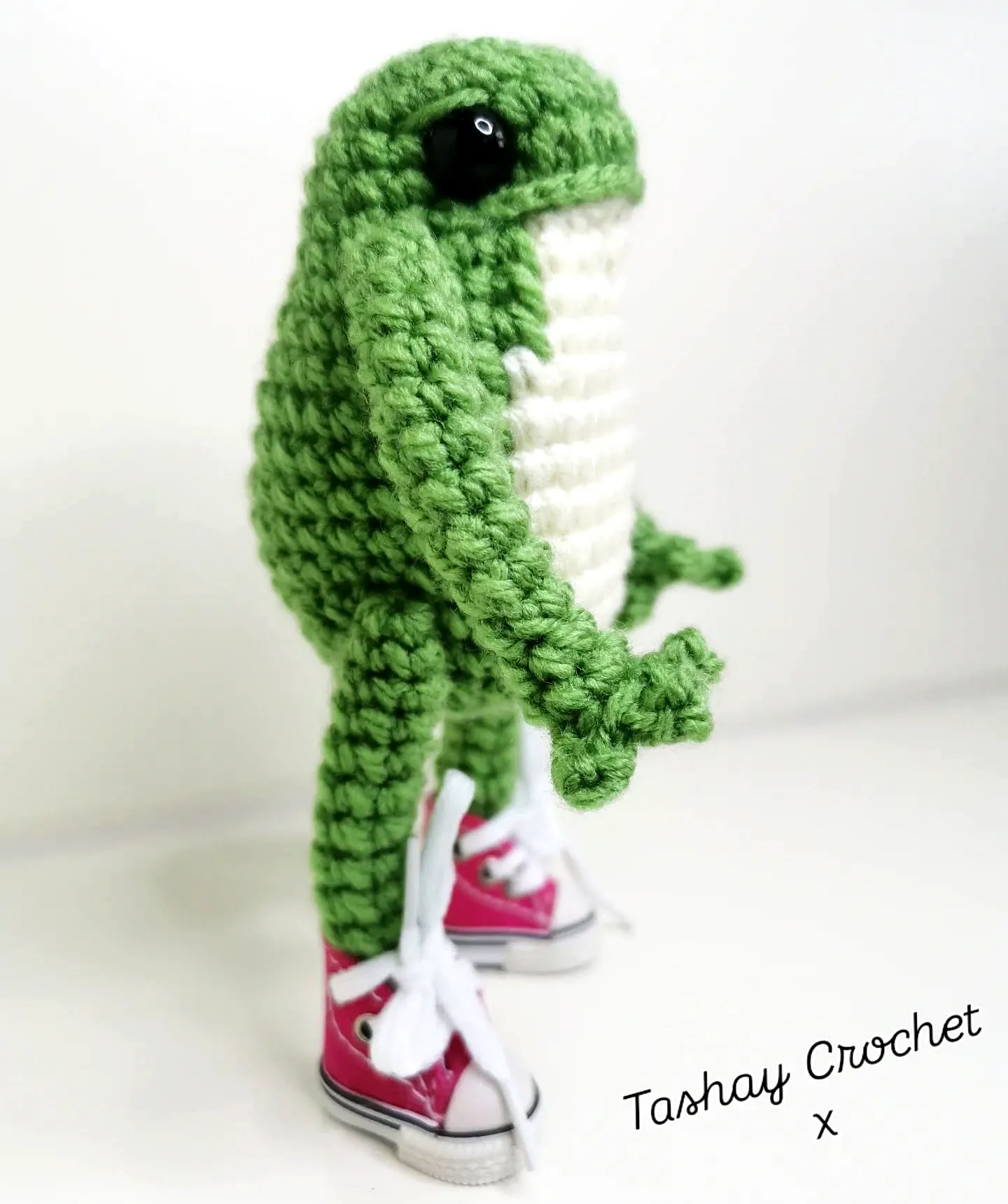 Charming Crochet Frog in Vibrant Green with Cute Shoes