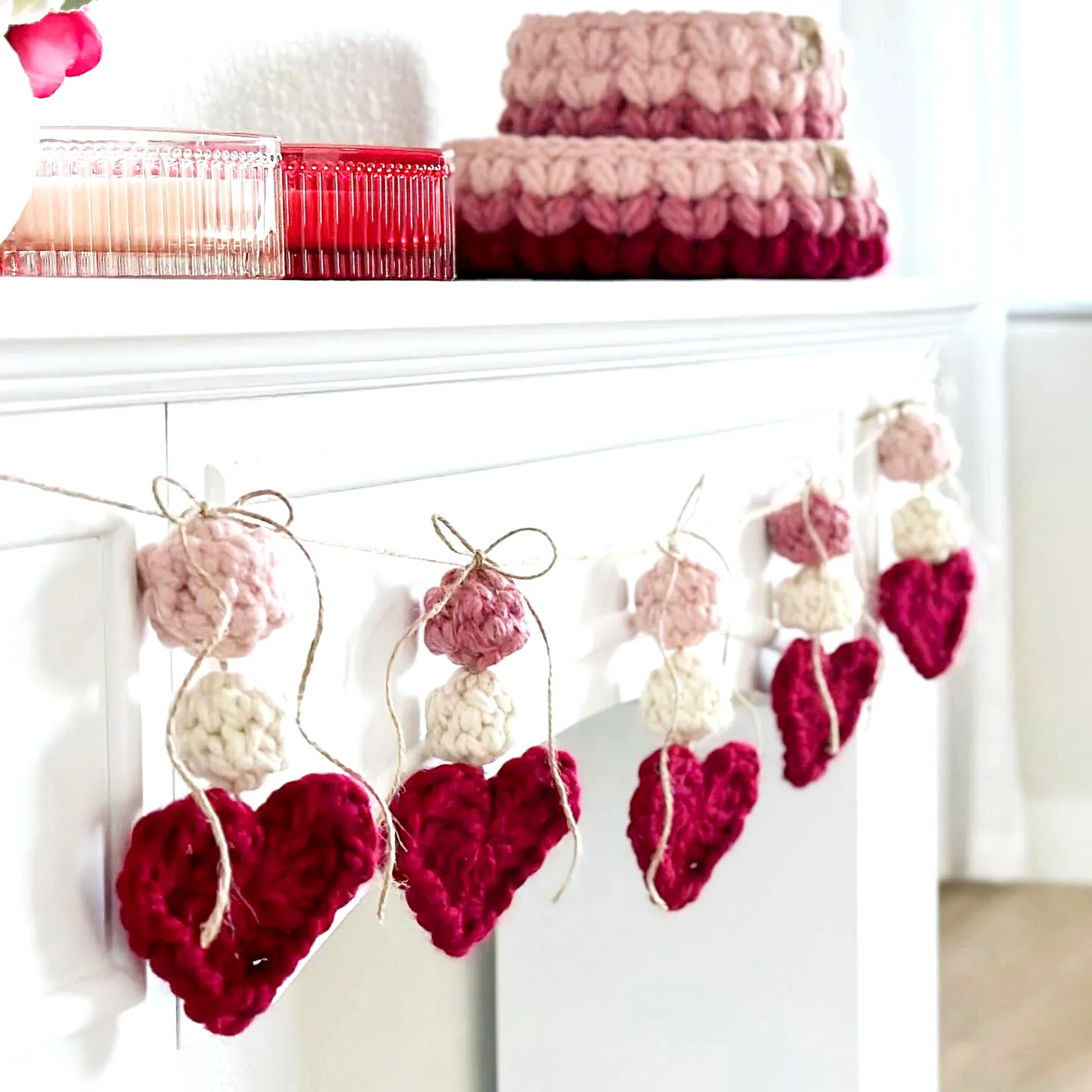 Charming Crochet Garland with Heart Motifs in Pink and Red