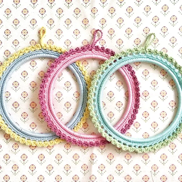 Charming Crochet Photo Frame Set in Pastel Colors