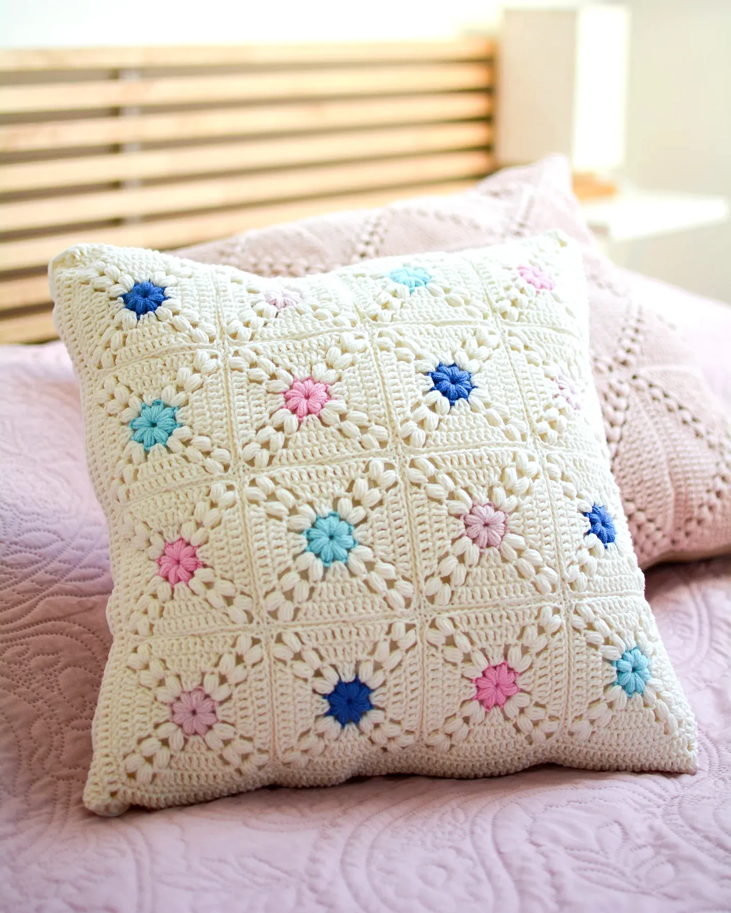 Charming Crochet Pillow in Granny Square Style with Pastel Motifs