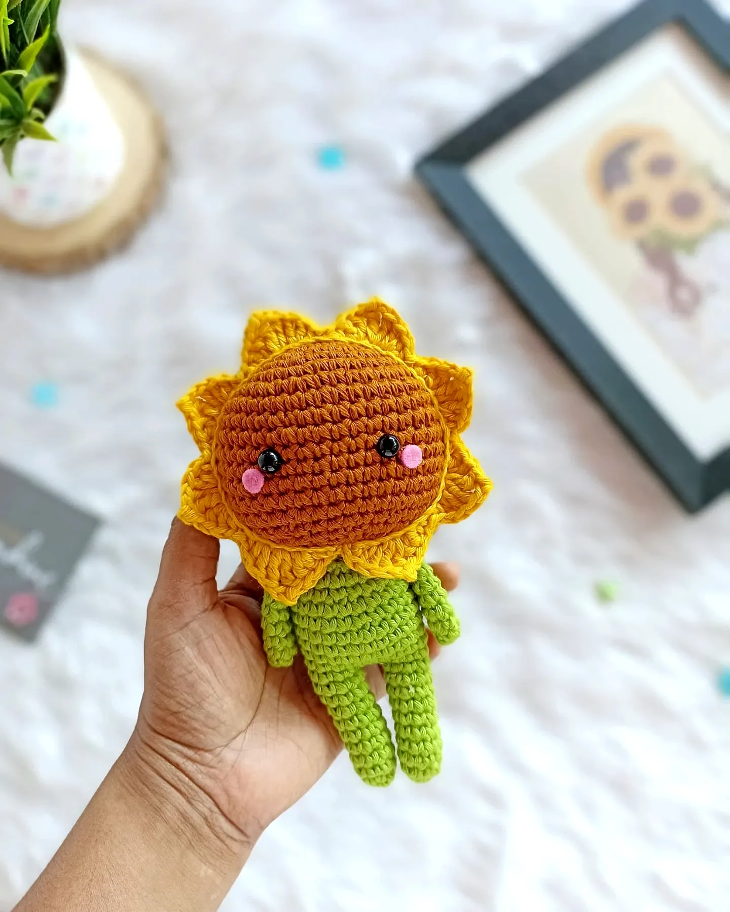 Charming Crochet Sunflower Amigurumi in Vibrant Yellow and Green