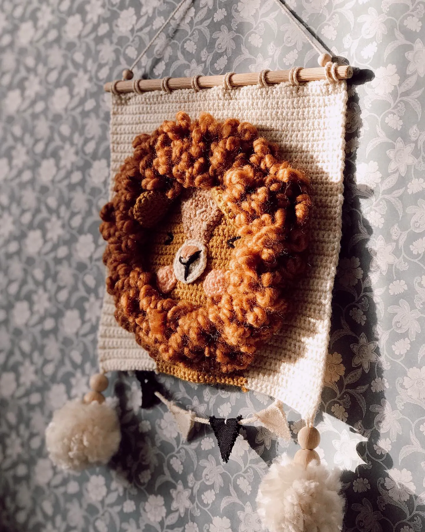 Charming Crochet Wall Decor Lion in Warm Yarn Hues