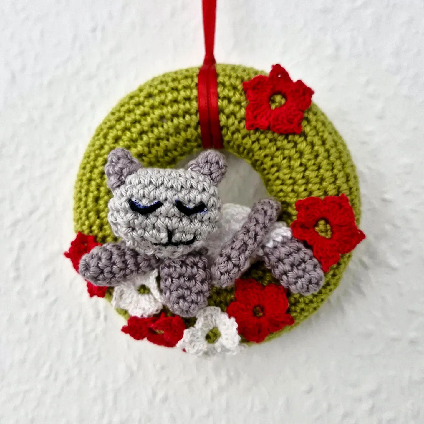 Charming Crochet Wreath with Cozy Cat and Colorful Flowers