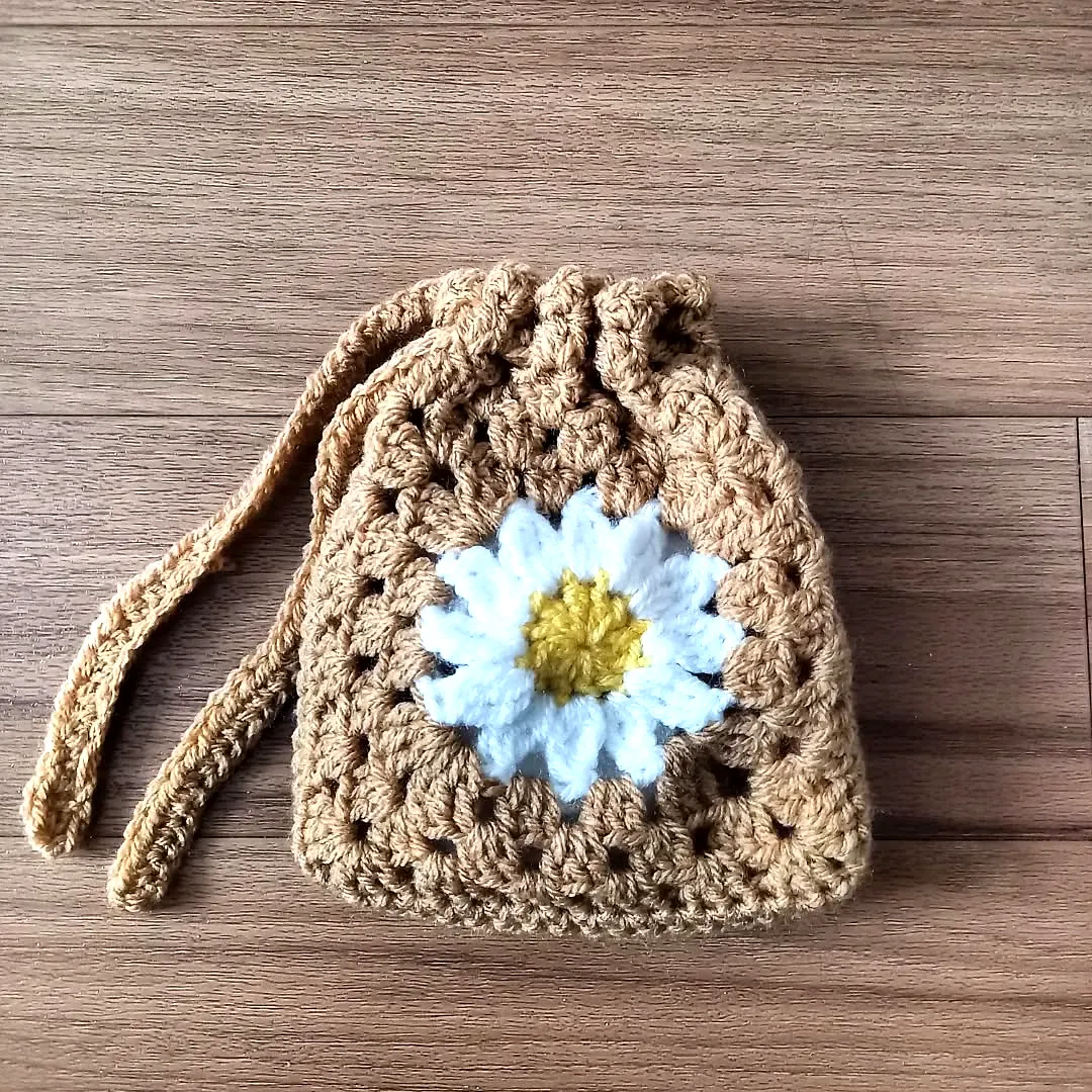 Charming Easy Crochet Gift Bag with Daisy Design in Beige