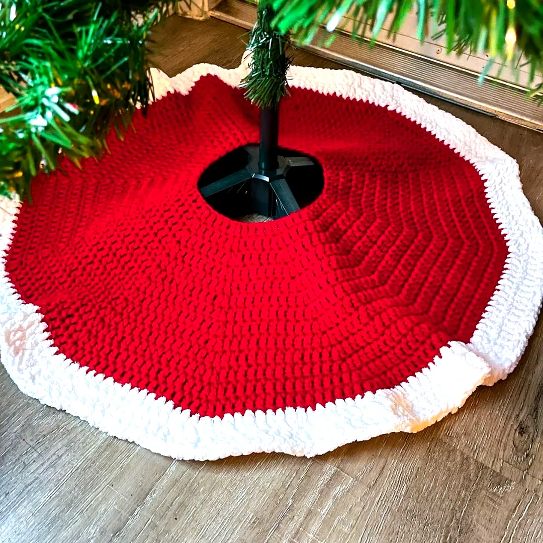 Charming Intermediate Crochet Christmas Tree Skirt in Red and White