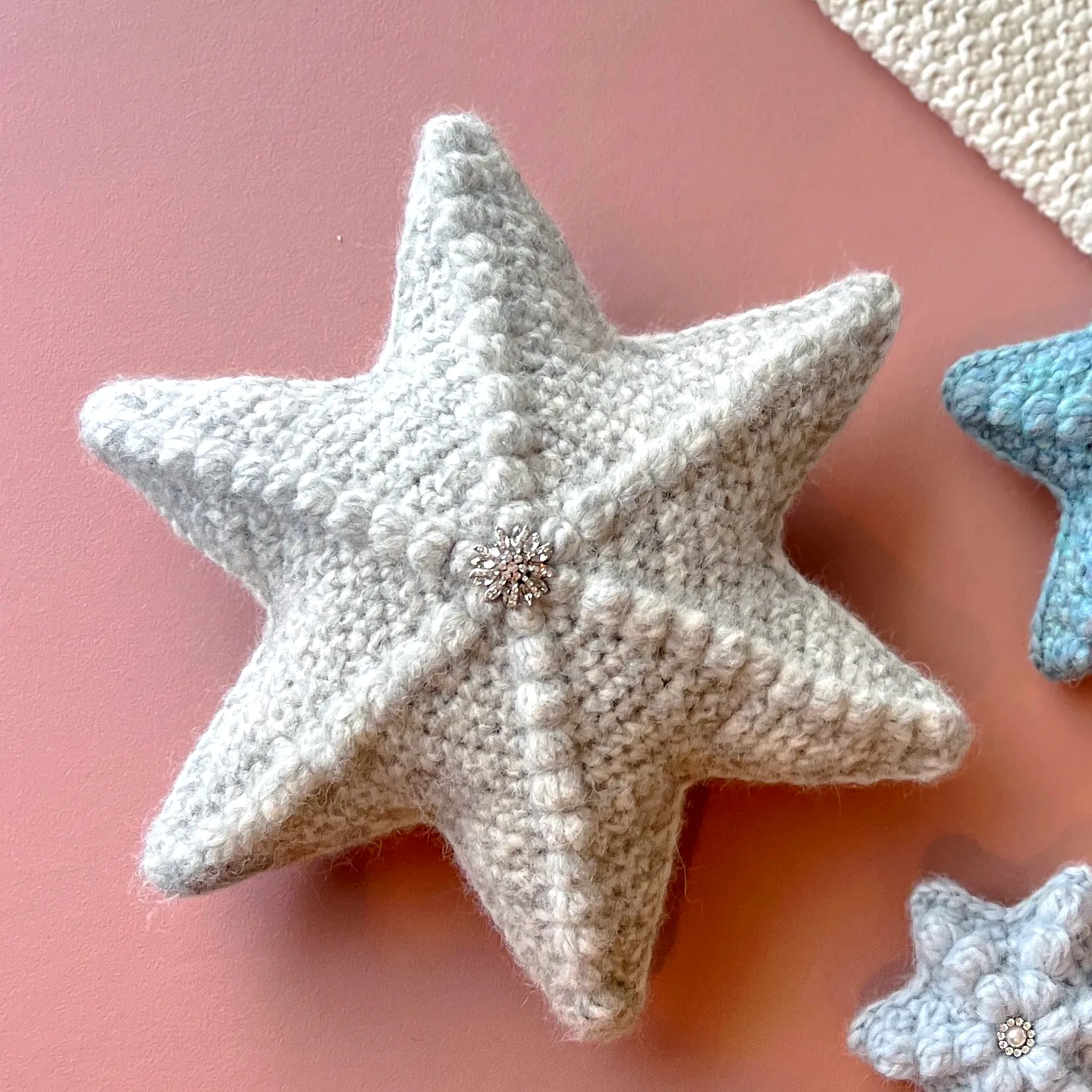 Create an Adorable Crochet Christmas Star in Cozy Light Gray