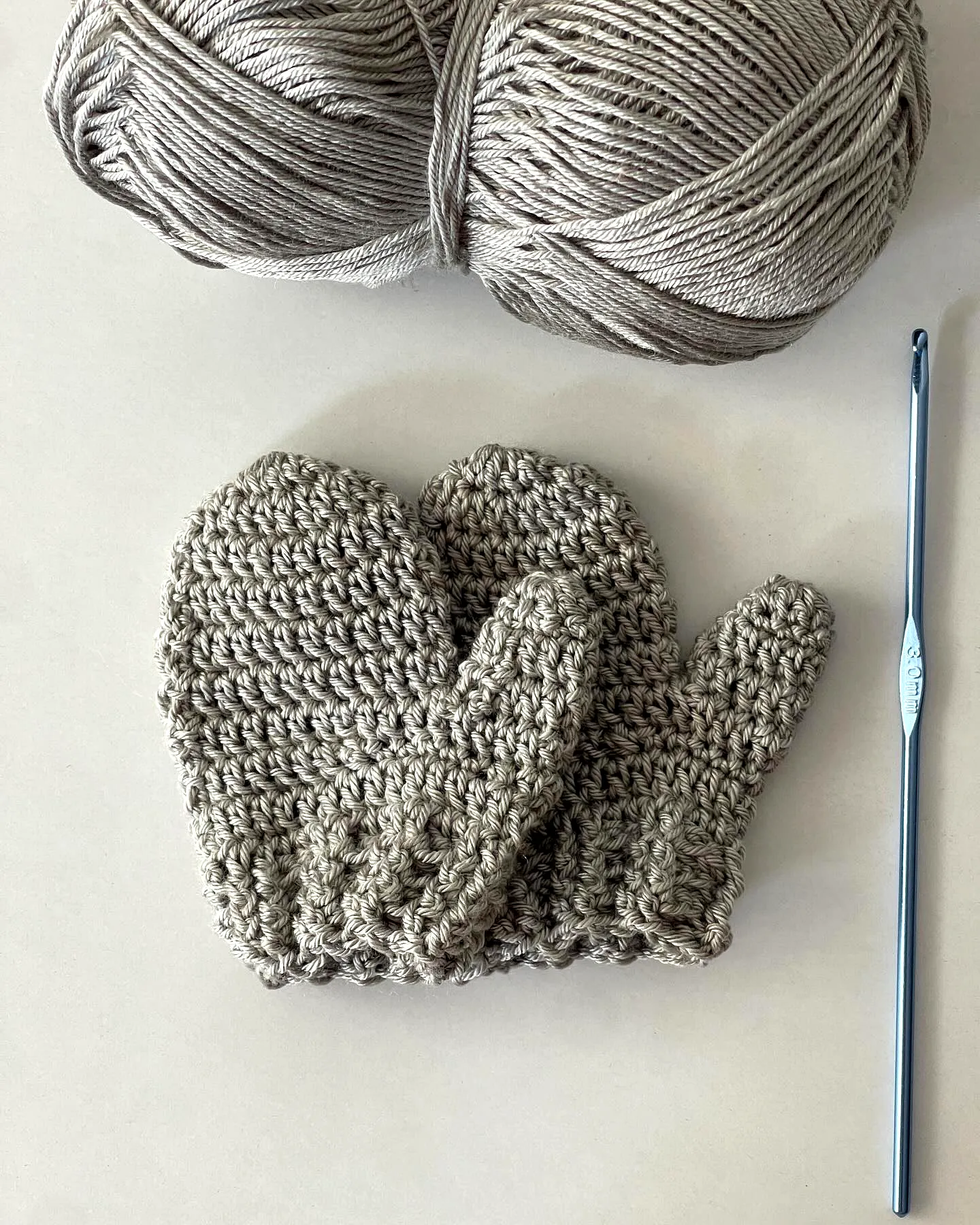 Cute and Easy Crochet Baby Mittens in Neutral Beige