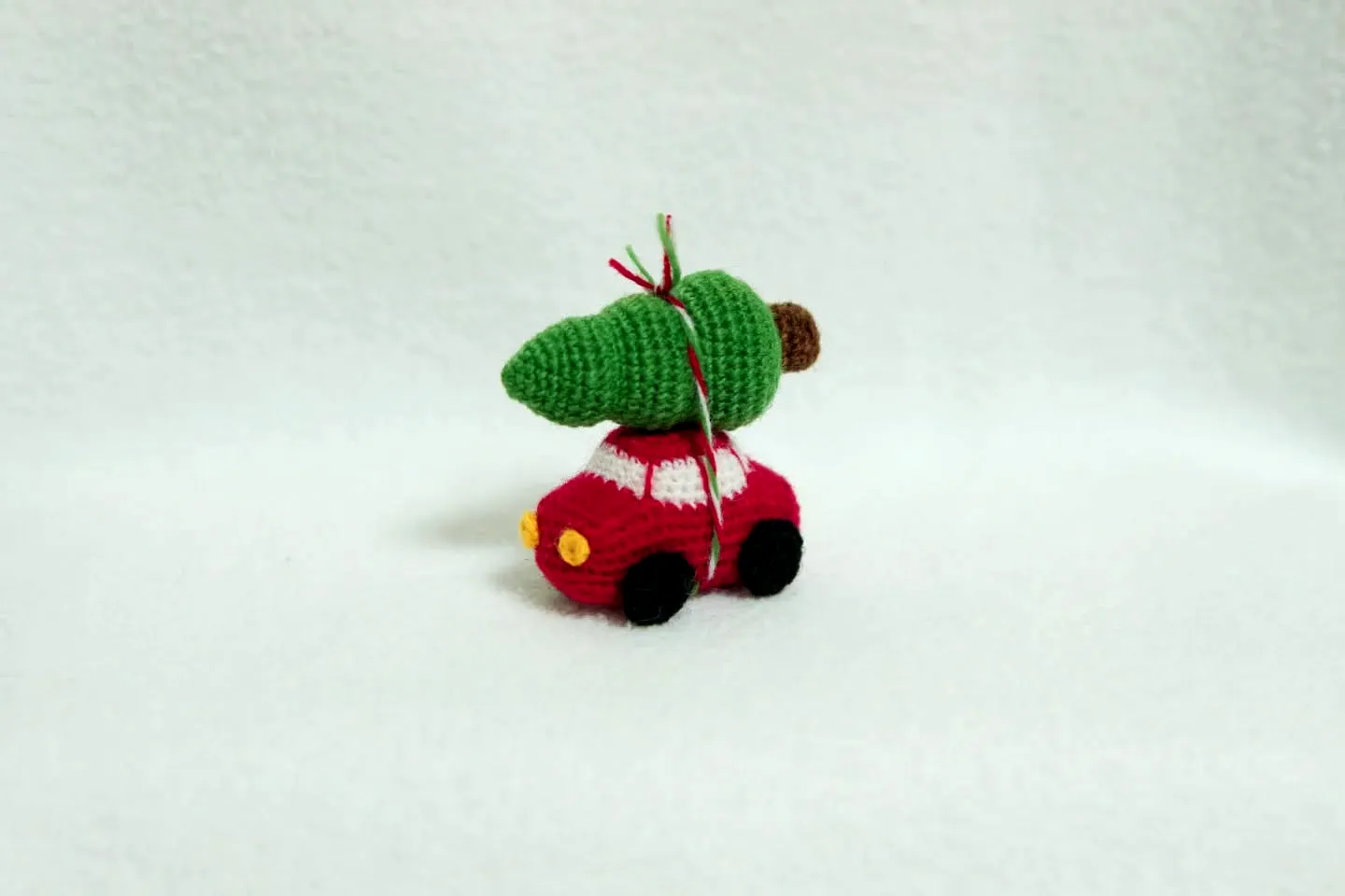Cute Crochet Toy Car with Green Christmas Tree for Easy Holiday Decor