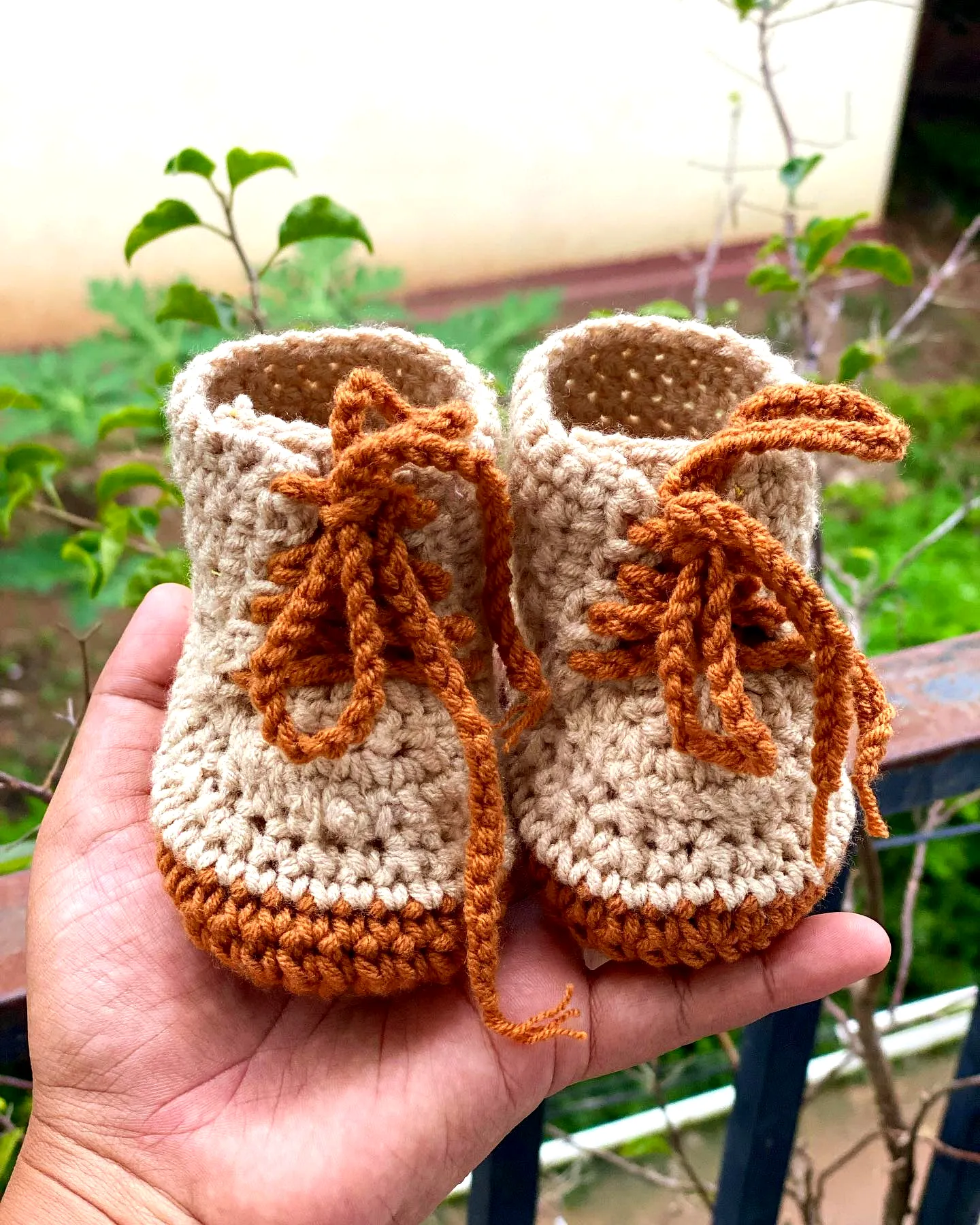 Cute Easy Crochet Baby Booties in Beige and Brown Retro Style