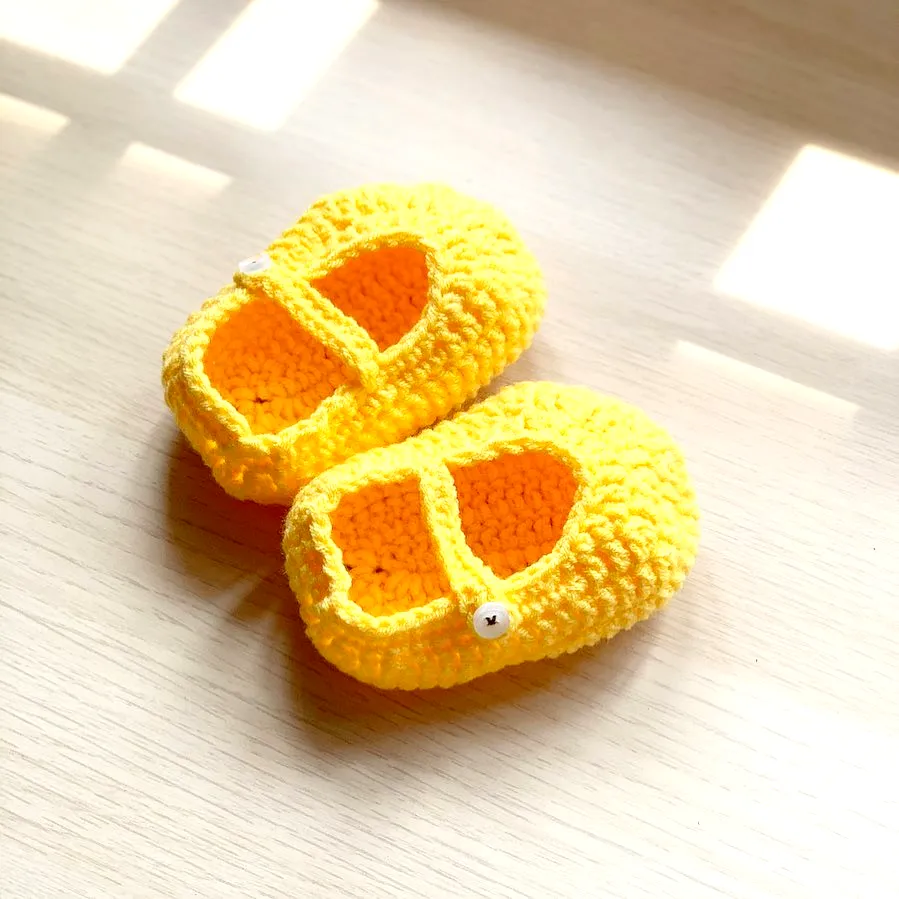 Cute Easy Crochet Baby Booties in Soft Yellow with Button Detail