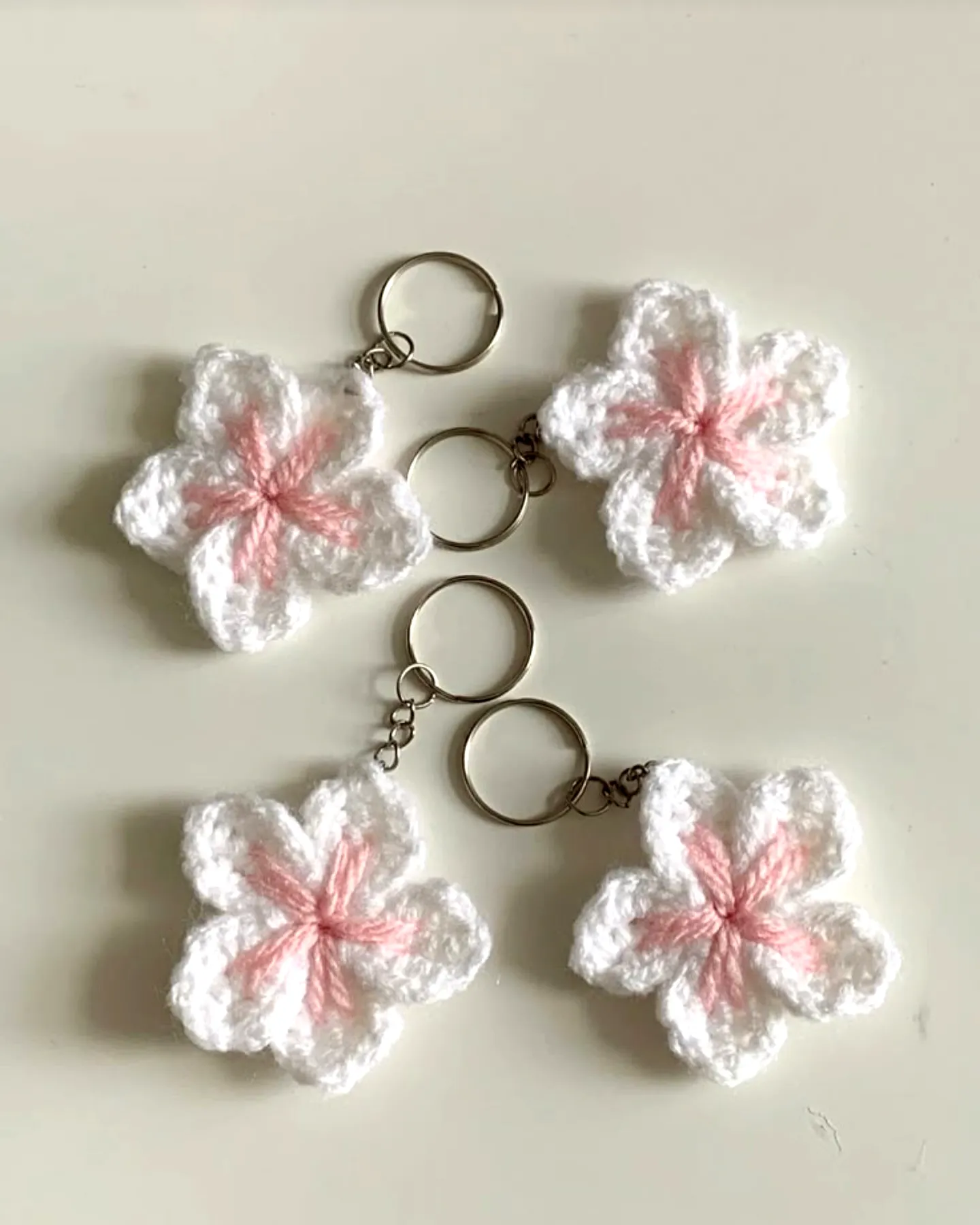 Cute Easy Crochet Keychain in Floral White and Pink Design