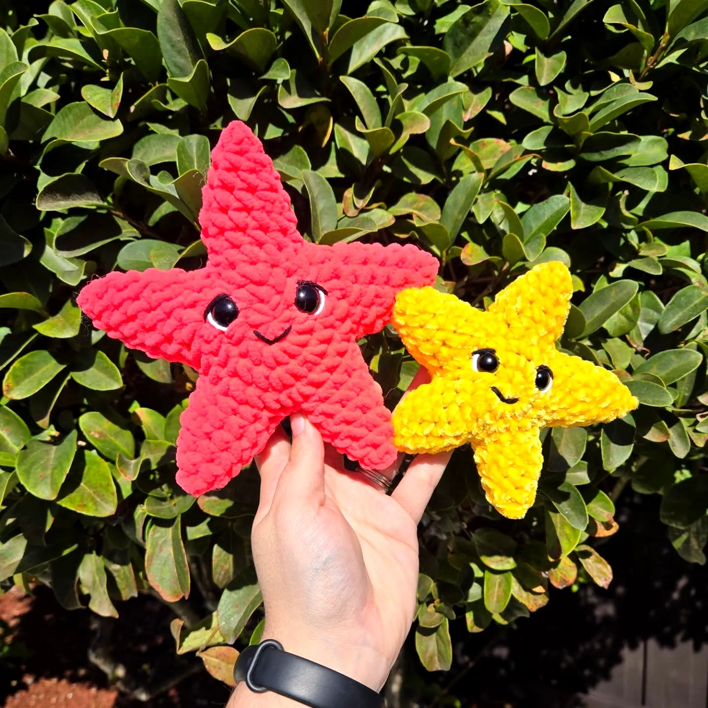 Easy Crochet Starfish in Vibrant Red and Yellow Designs