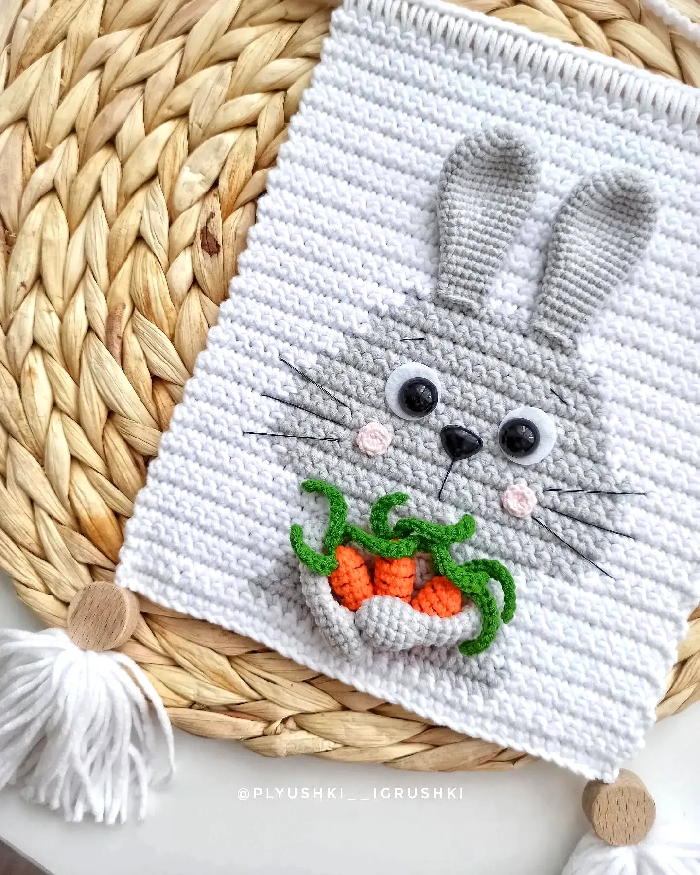 Easy Crochet Wall Decor Featuring a Cute Bunny and Carrot