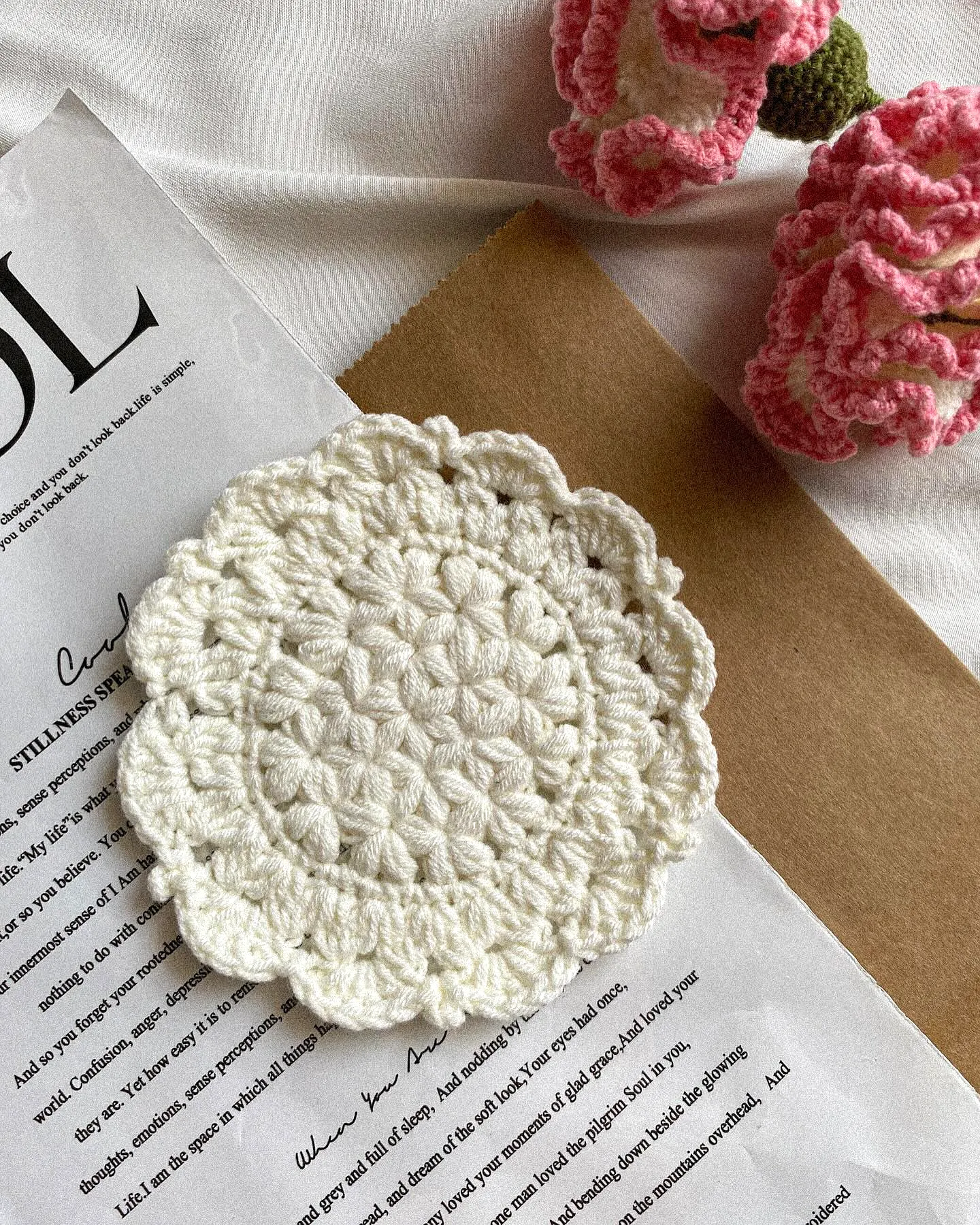 Elegant Crochet Coaster in Classic White with Scalloped Edges