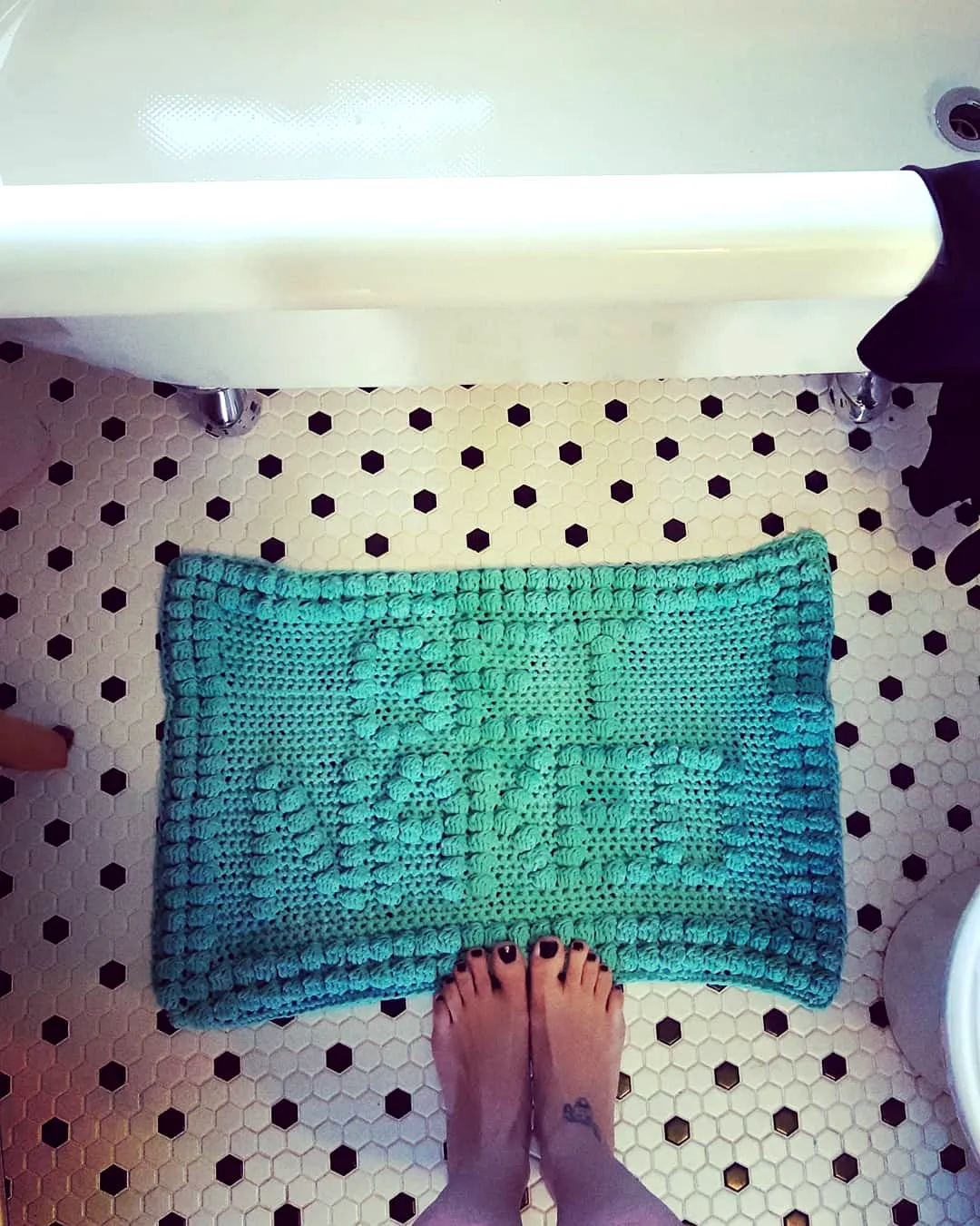 Stylish Crochet Bath Mat in Gradient Teal with BEWATERED Stitch