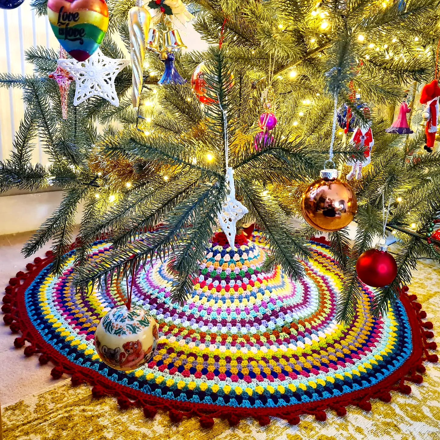 Vibrant Crochet Christmas Tree Skirt with Scalloped Edges