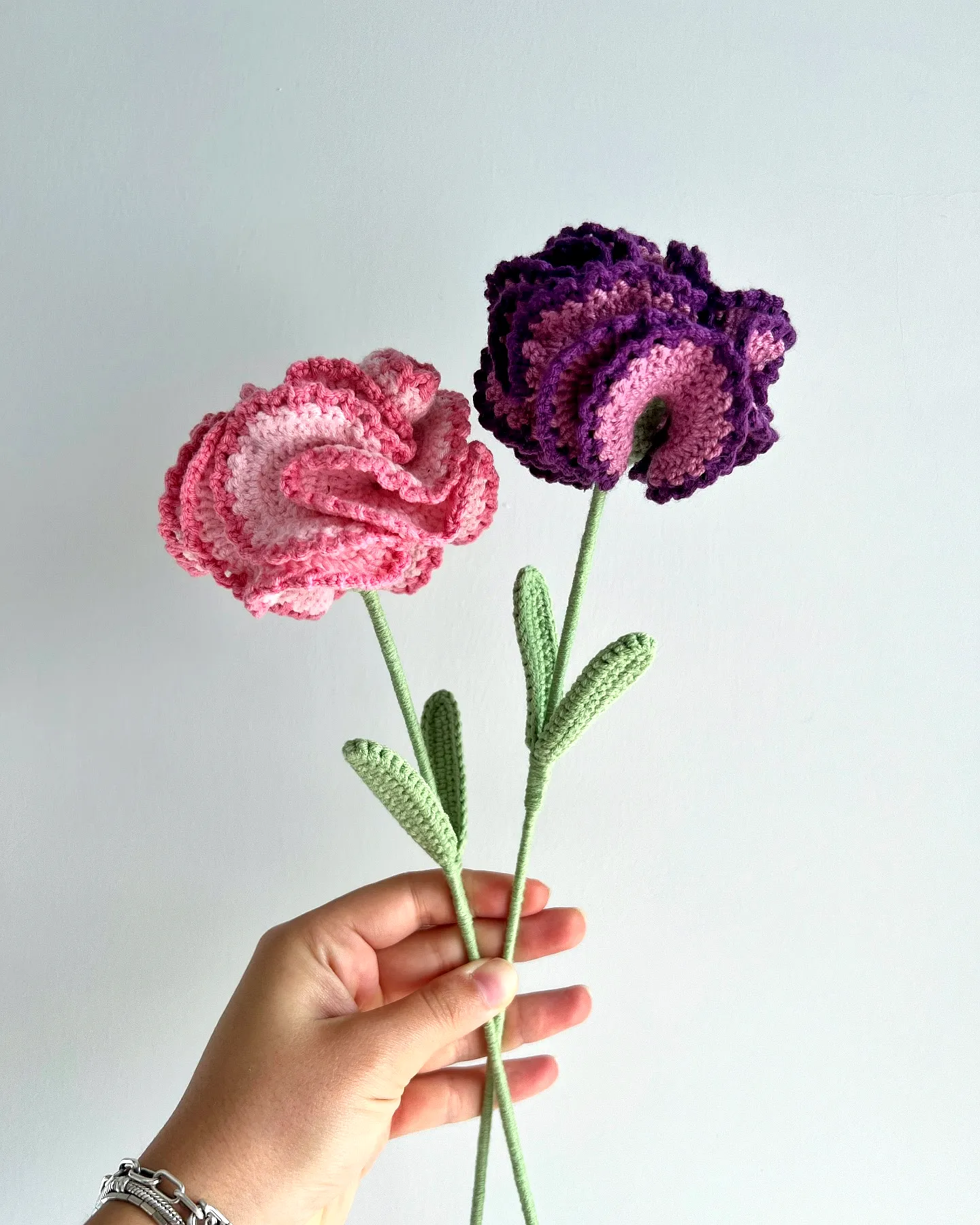 Vibrant Crochet Flower Blooms in Pink and Purple