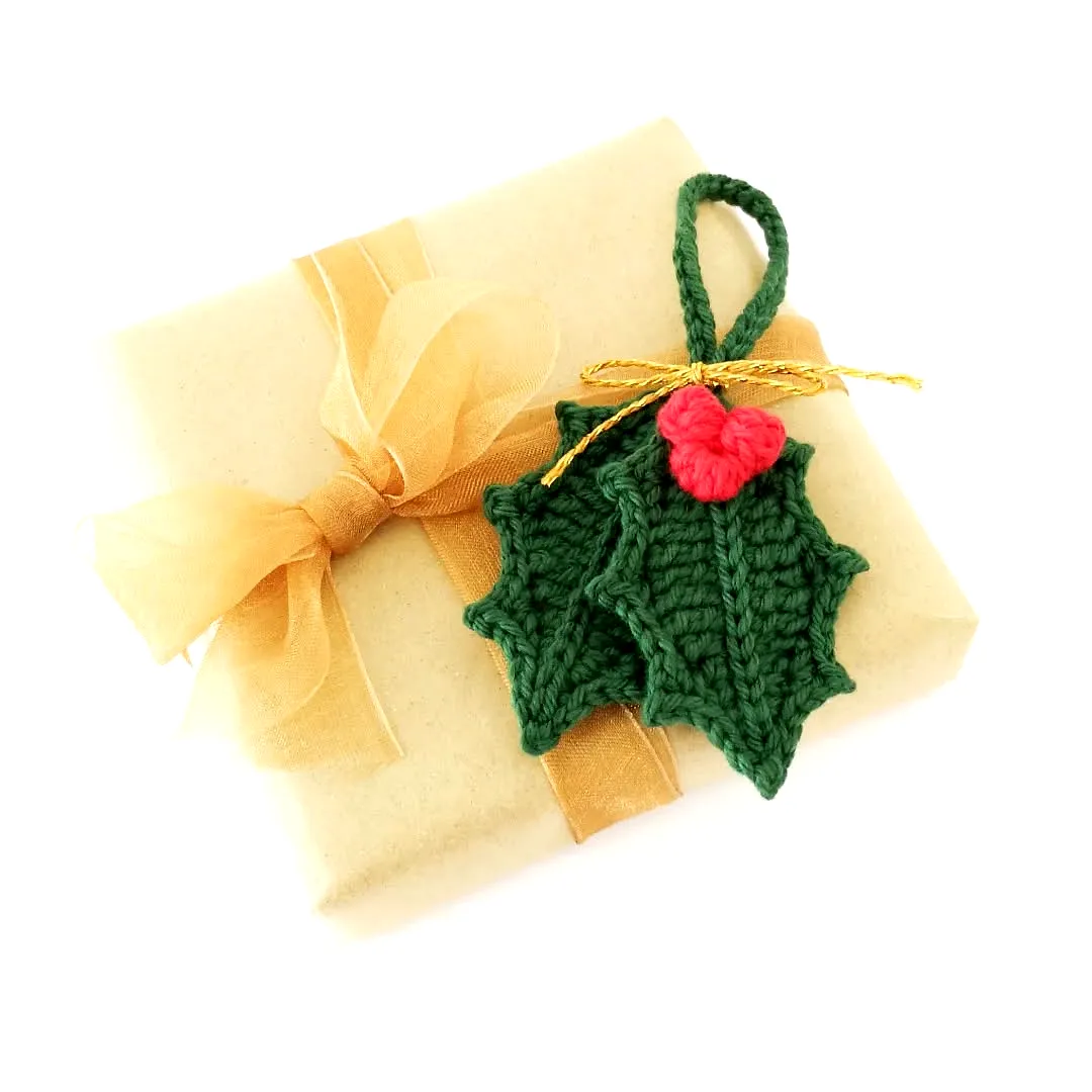 Vibrant Crochet Gift Wrap with Holly Leaf Design for Holidays