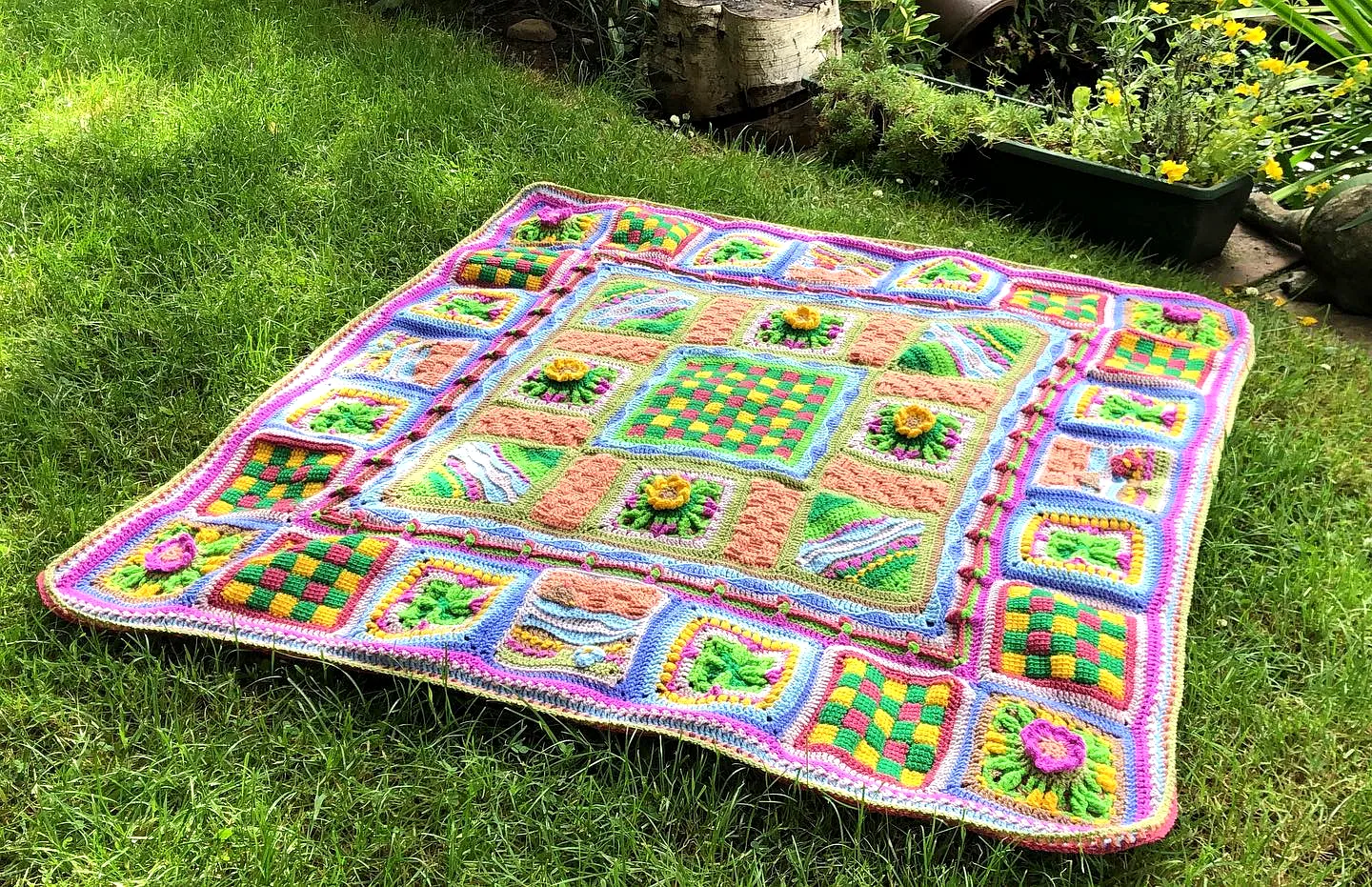 Vibrant Crochet Picnic Blanket with Floral Motifs for Intermediate
