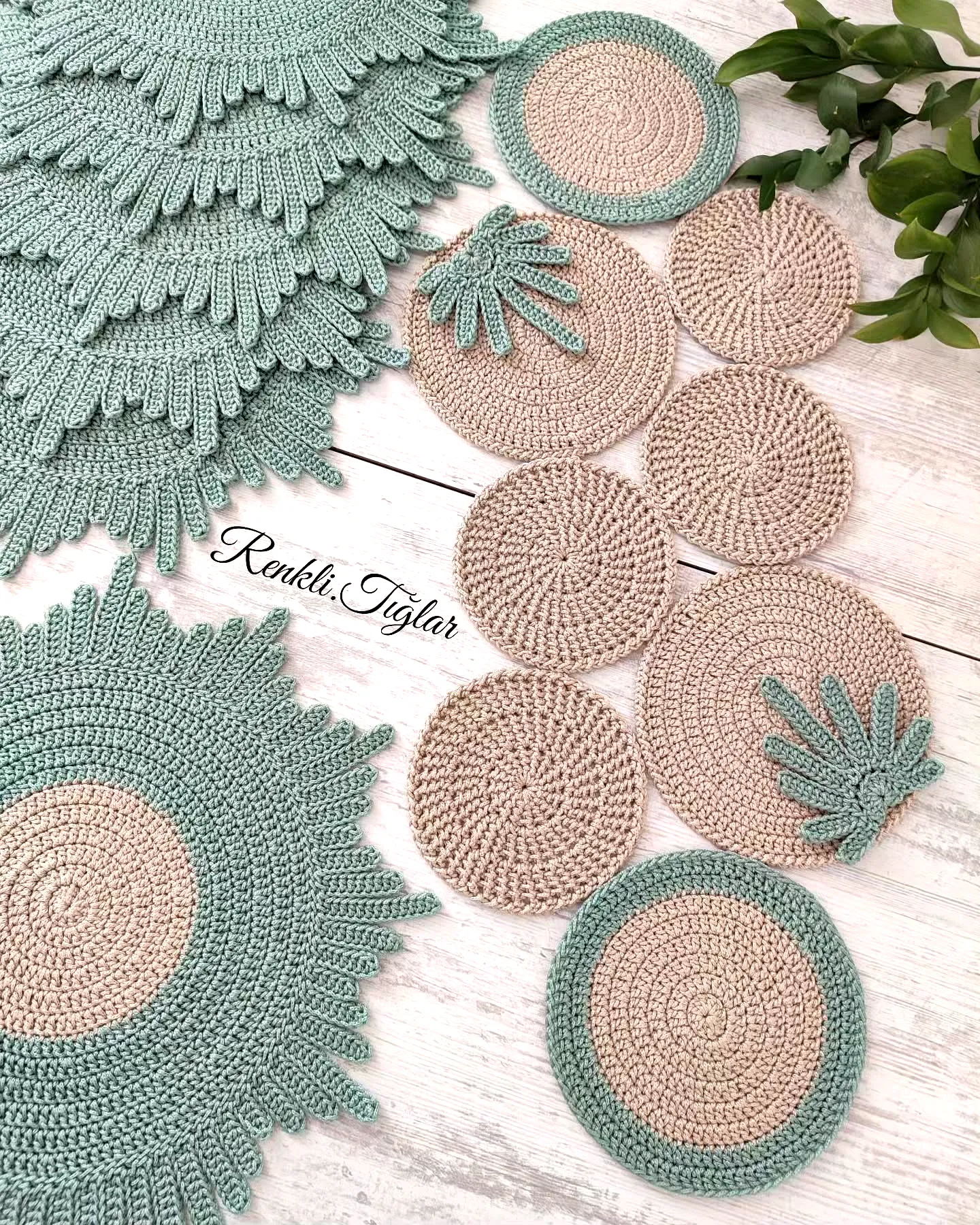 Vibrant Crochet Place Mat with Pineapple Motifs in Mint Green
